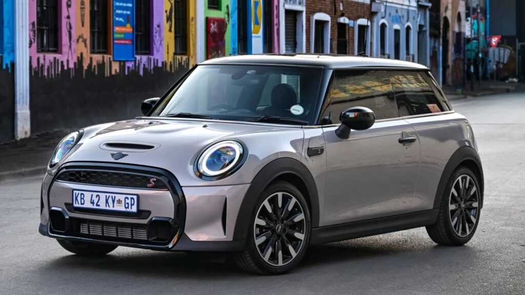 MINI COOPER 2023 na diagonal.