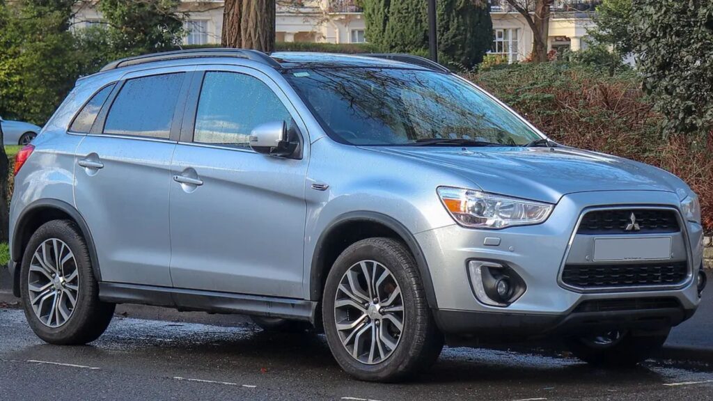 Mitsubishi ASX 2011 prata parado na diagonal.