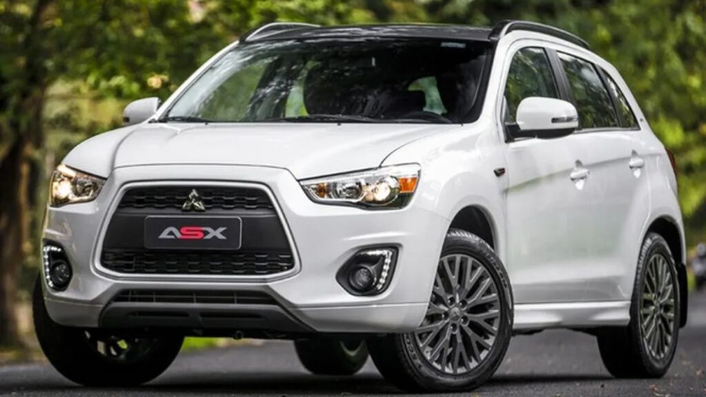 Mitsubishi ASX 2016 branco parado na diagonal.