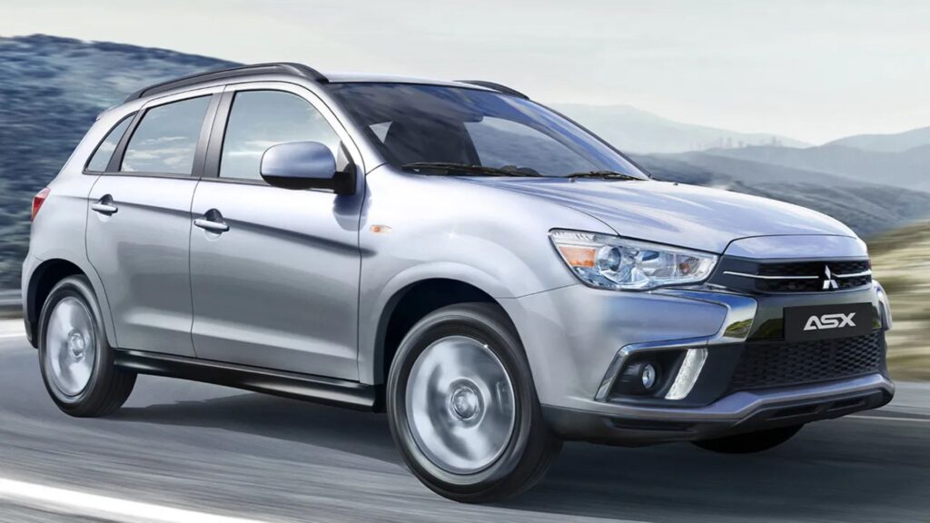 Mitsubishi ASX 2020 prata em movimento.