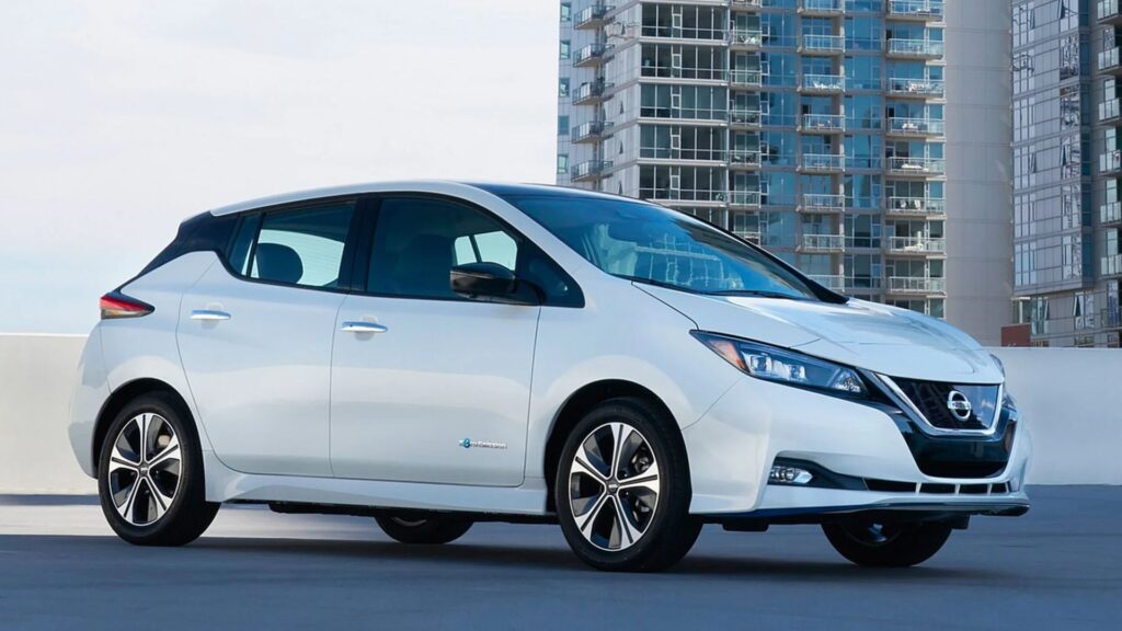 Nissan LEAF 2020 branco parado na diagonal.