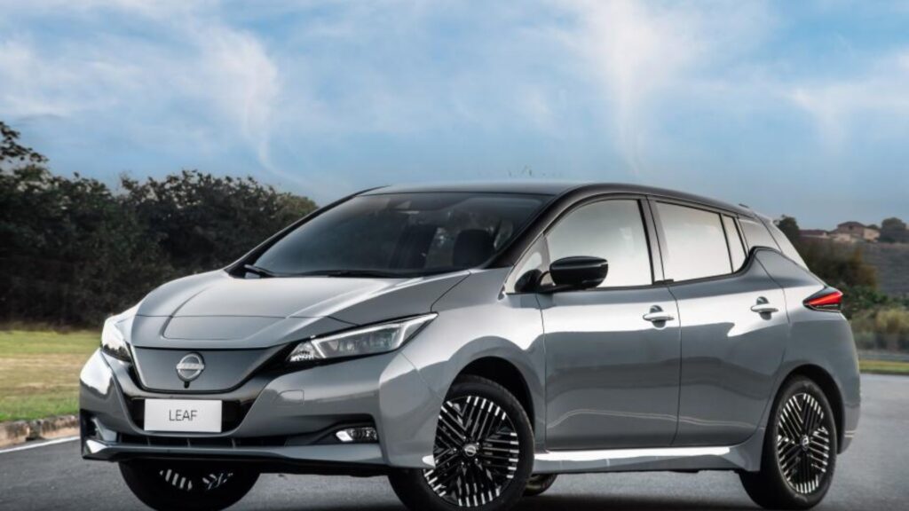 Nissan LEAF 2023 cinza parado na diagonal.