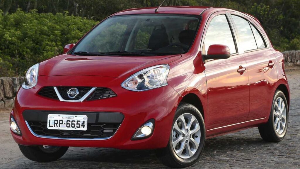Nissan MARCH 2018 vermelho parado na diagonal.