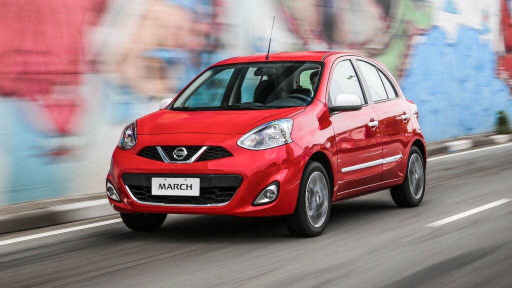Nissan MARCH 2019 vermelho em movimento na estrada.