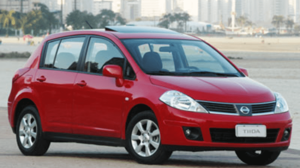 Nissan TIIDA 2008 vermelho parado na diagonal.