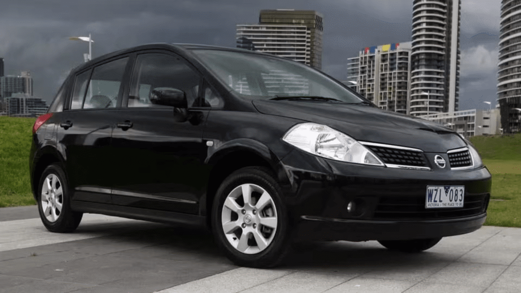 Nissan TIIDA 2009 preto parado na diagonal.