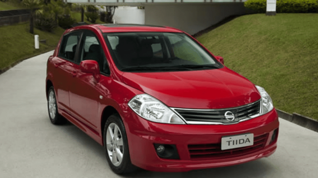 Nissan TIIDA 2012 vermelho parado na diagonal.