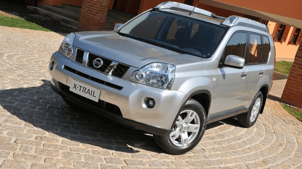 Nissan X-TRAIL 2008 prata parado na diagonal.