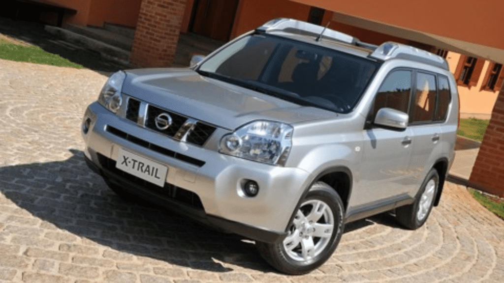 Nissan X-TRAIL 2009 prata parado na diagonal.
