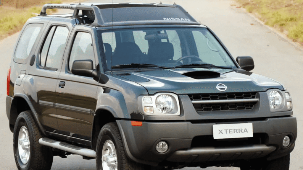 Nissan XTerra 2003 verde parado na diagonal.