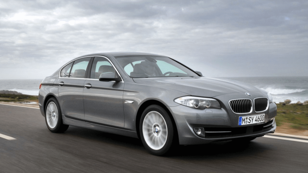 BMW 535iA 2011 cinza em movimento na estrada.