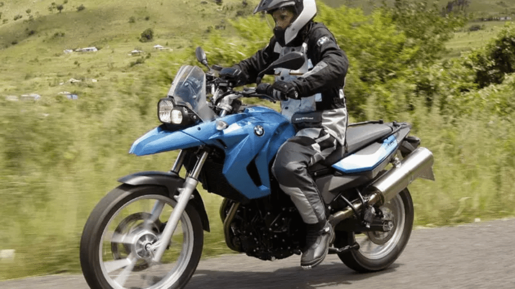 BMW F 650 2009 azul em movimento na estrada.