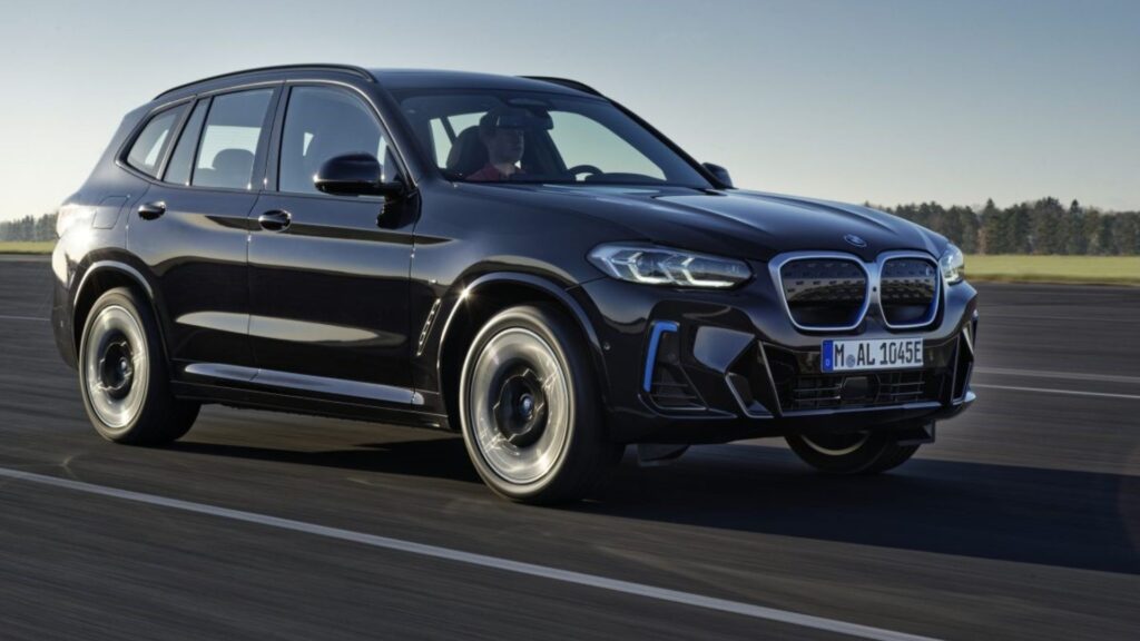 BMW iX3 2023 preta em movimento.