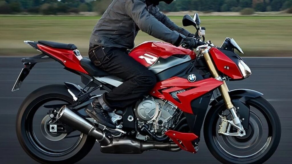 BMW S 1000 R 2016 vermelha de lado.