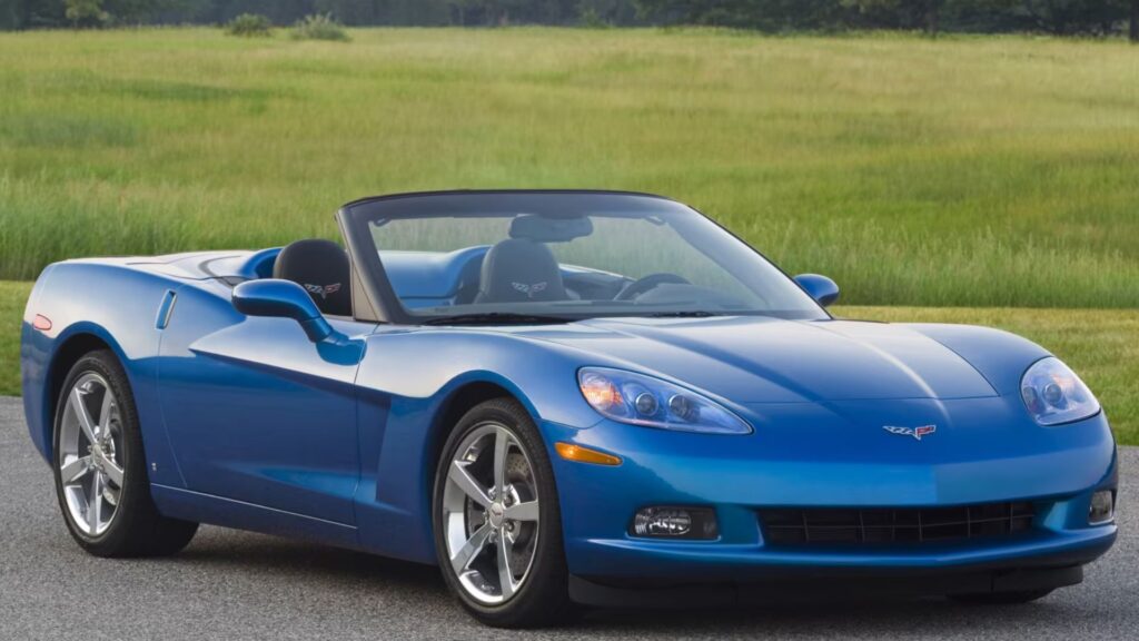 Chevrolet Corvette 2010 azul na diagonal parada.