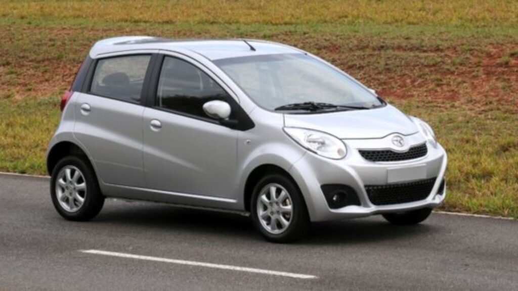 JAC J2 2016 prata em movimento na estrada.