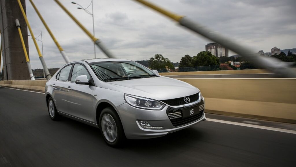 JAC J5 2016 prata em movimento.