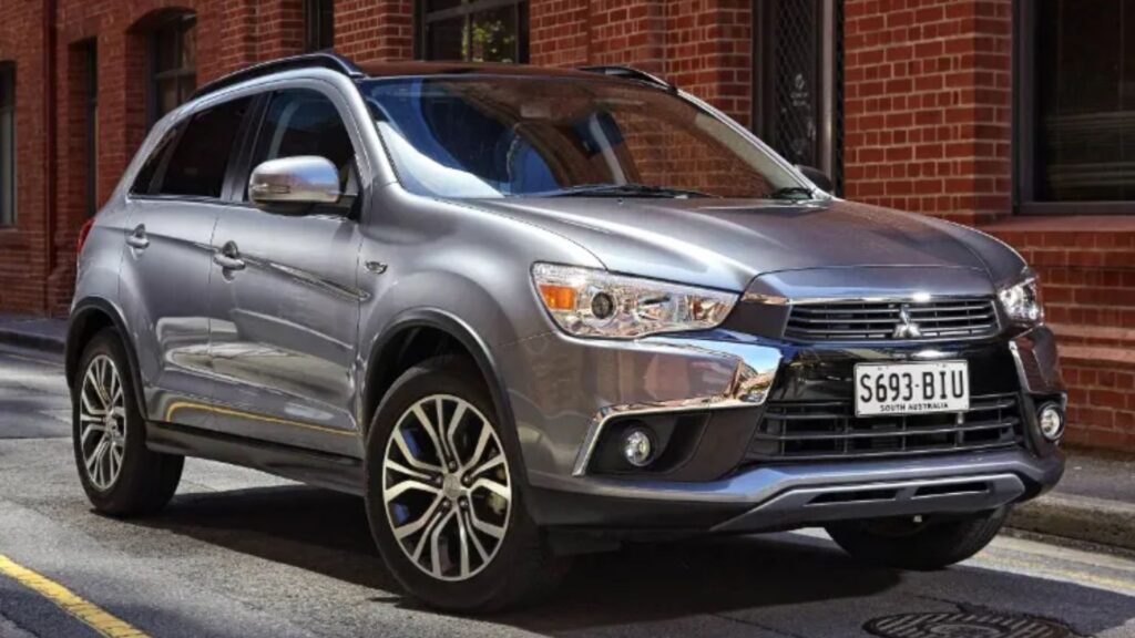 Mitsubishi ASX 2017 cinza em movimento.