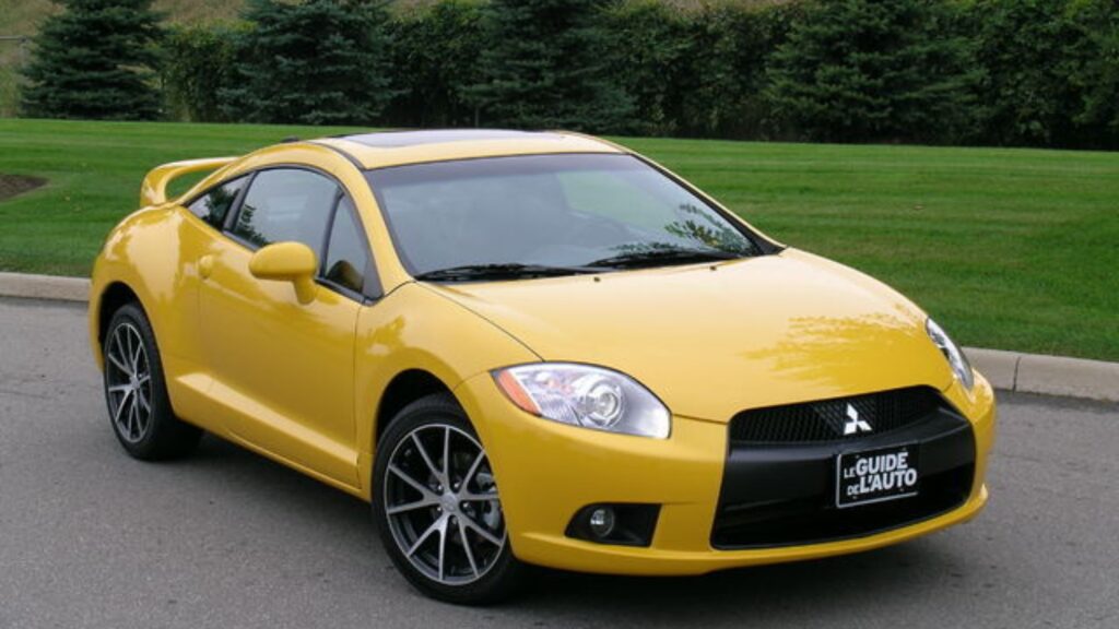 Mitsubishi Eclipse 2008 amarelo parado na diagonal.