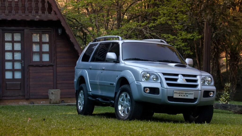 Mitsubishi Pajero 2006 cinza parado na diagonal.