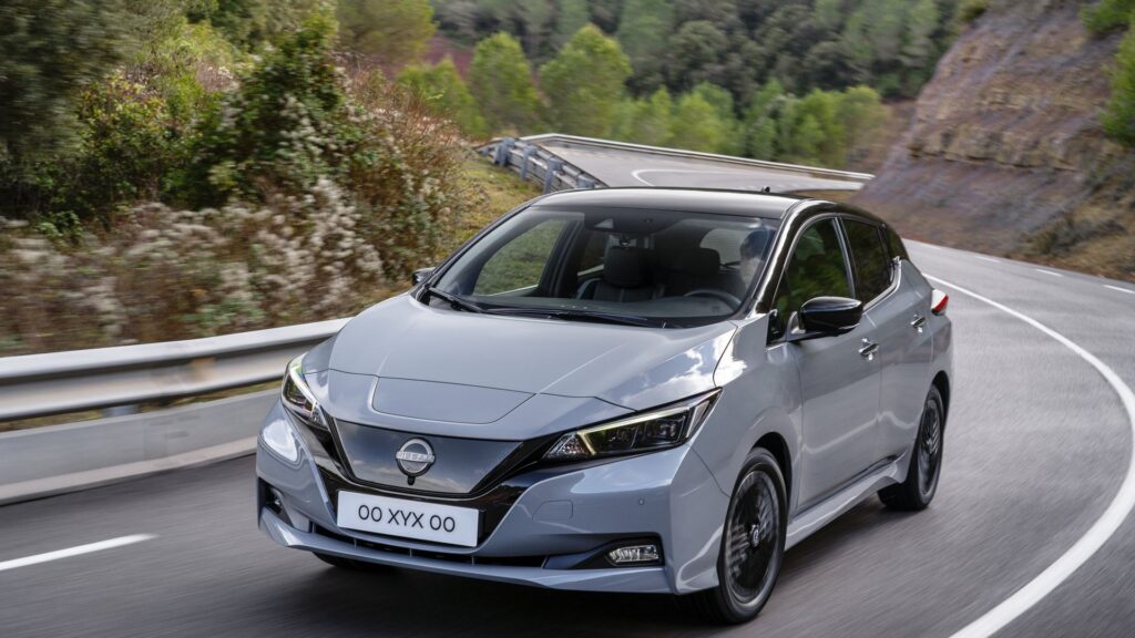 Nissan LEAF 2022 cinza em moviemento.