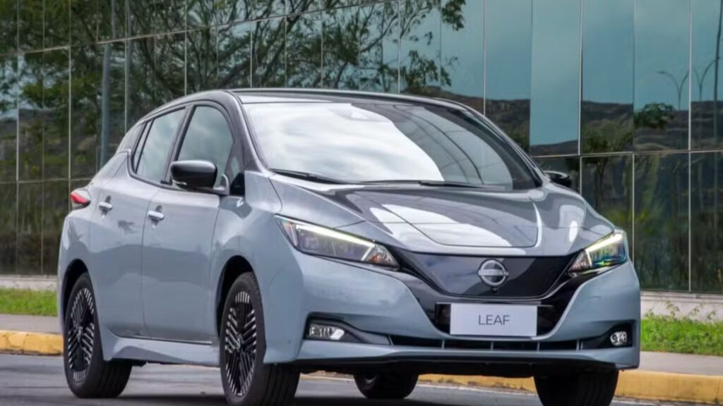Nissan LEAF Zero Km cinza.