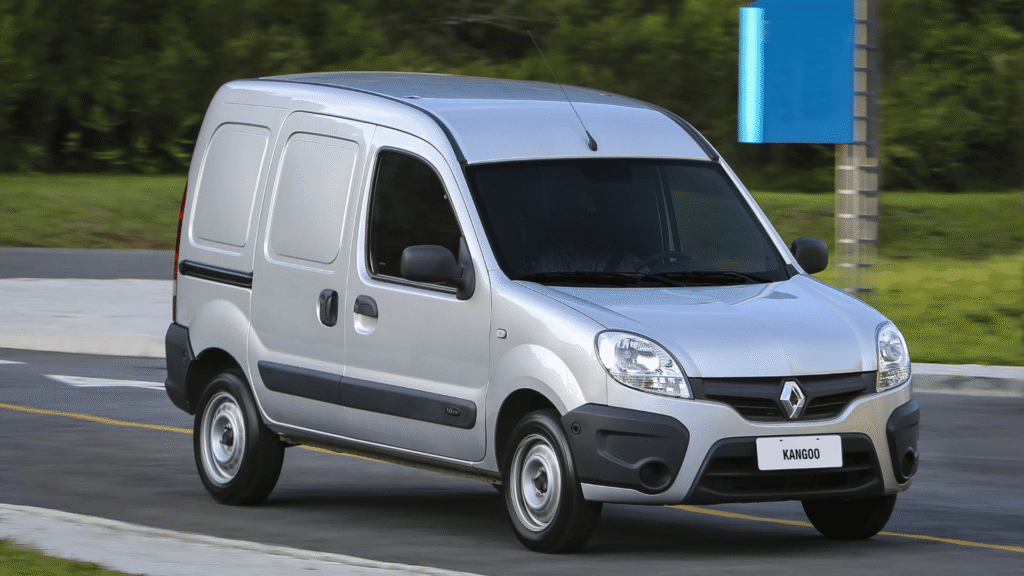 Renault Kangoo 2011 prata em movimento na estrada.