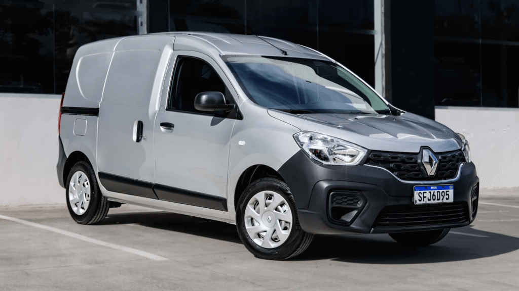 Renault Kangoo 2016 prata parado na diagonal em um estacionamento.