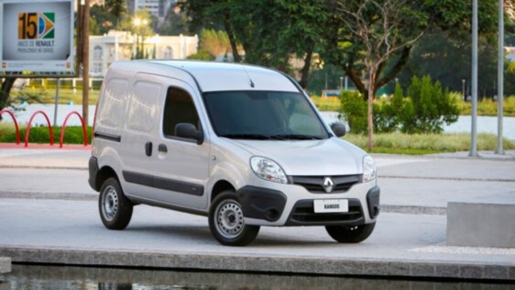 Renault Kangoo 2018 prata parado na diagonal.