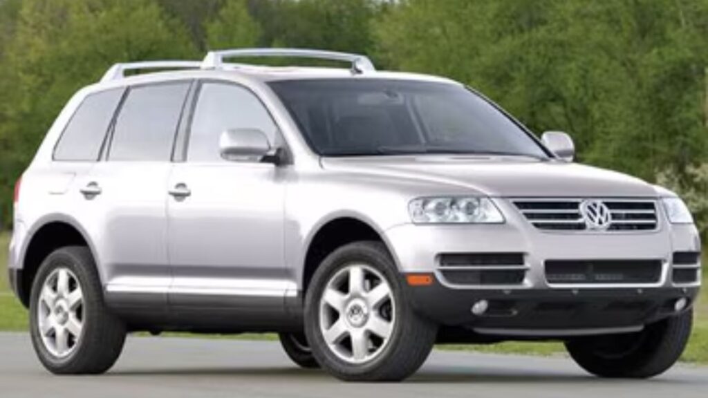 VolksWagen TOUAREG 2005 prata parado na diagonal.