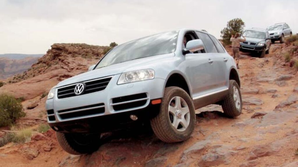 VolksWagen TOUAREG 2004 prata parada na diagonal.