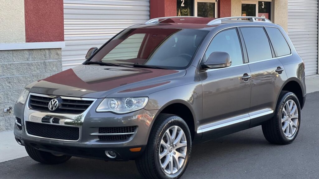 VolksWagen TOUAREG 2008 cinza parado na diagonal.