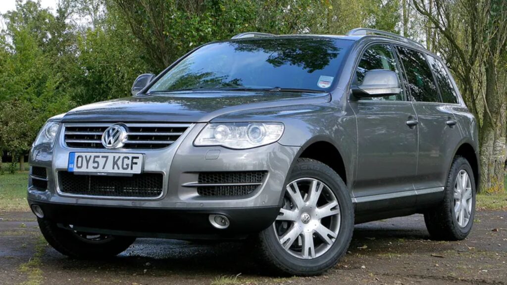 VolksWagen TOUAREG 2009 cinza parado na diagonal.