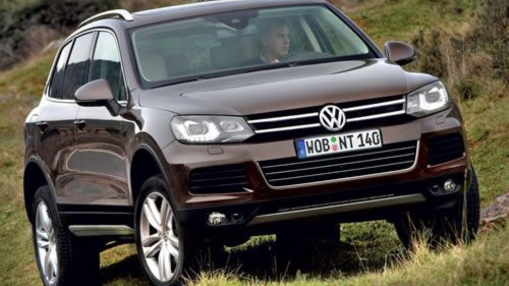 VolksWagen TOUAREG 2011 marrom parado no gramado.