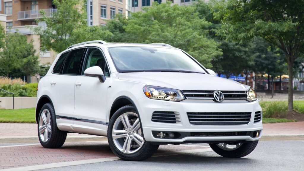 VolksWagen TOUAREG 2014 branco parado na diagonal.
