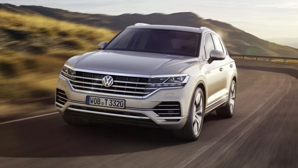  VolksWagen TOUAREG 2018 em movimento.