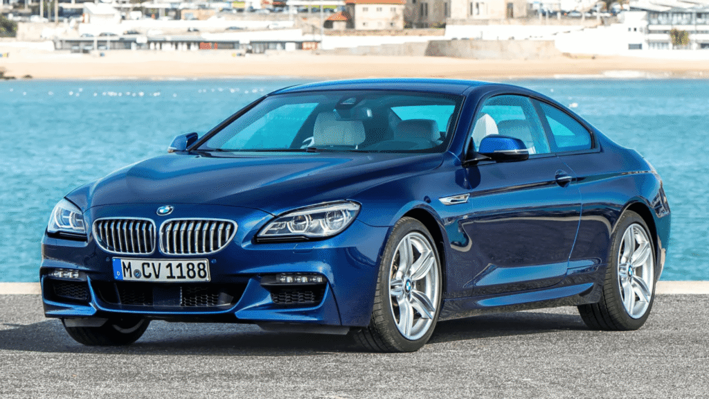 BMW 650i 2015 azul parada na diagonal.