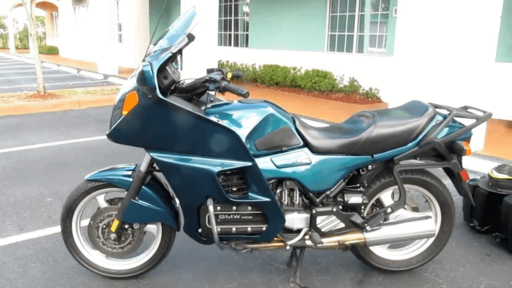 BMW K 1100 1995 azul parada em um estacionamento.