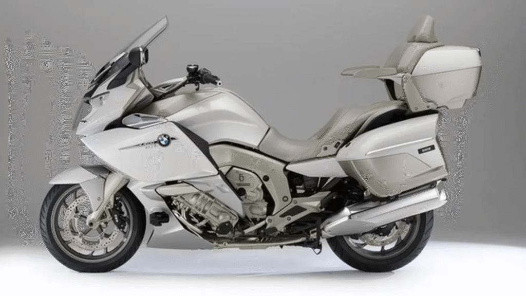 BMW K 1600 2014 branca parada de lado em um fundo branco.