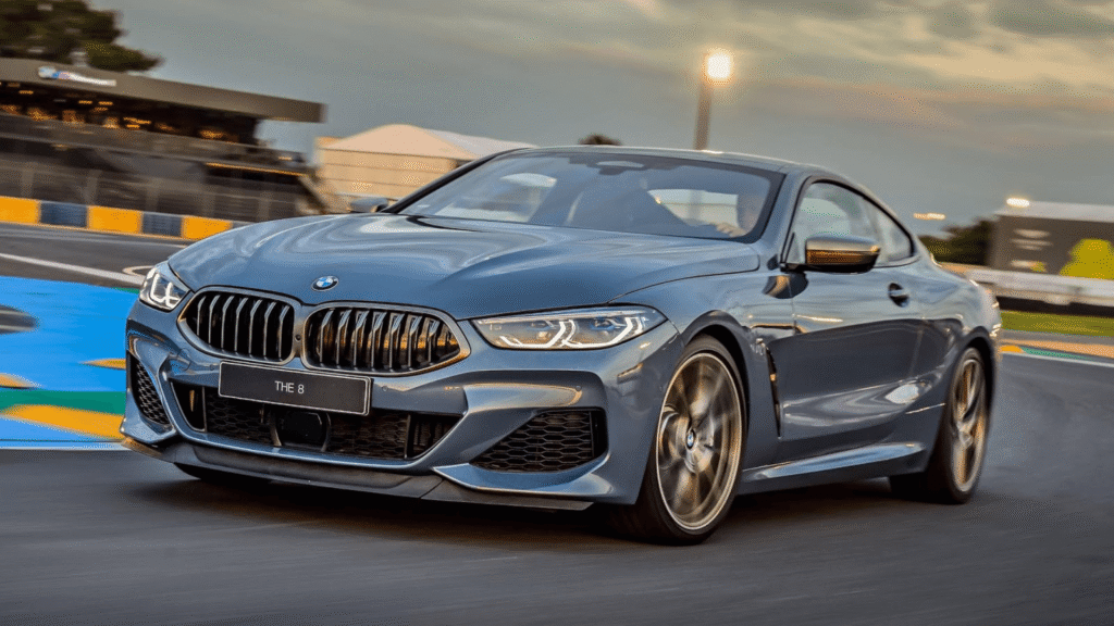 BMW M850i 2020 cinza fazendo uma curva.