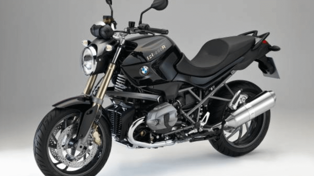 BMW R 1200 R 2014 preto parada na diagonal em um fundo cinza.