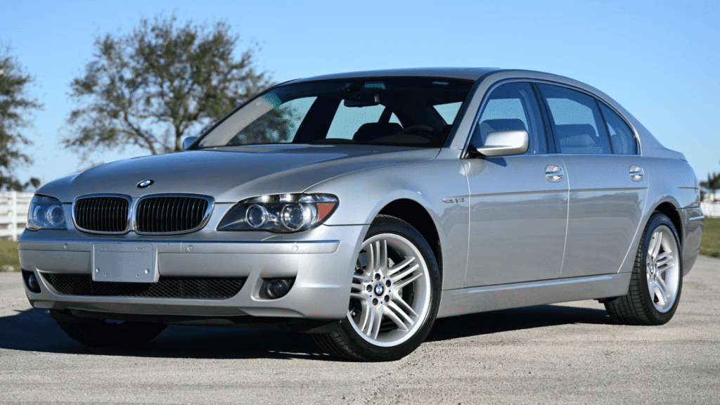 BMW 760iL 2008 prata parado na diagonal.