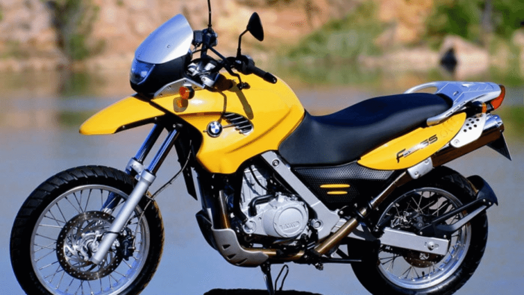 BMW F 650 2000 amarela parada de lado.