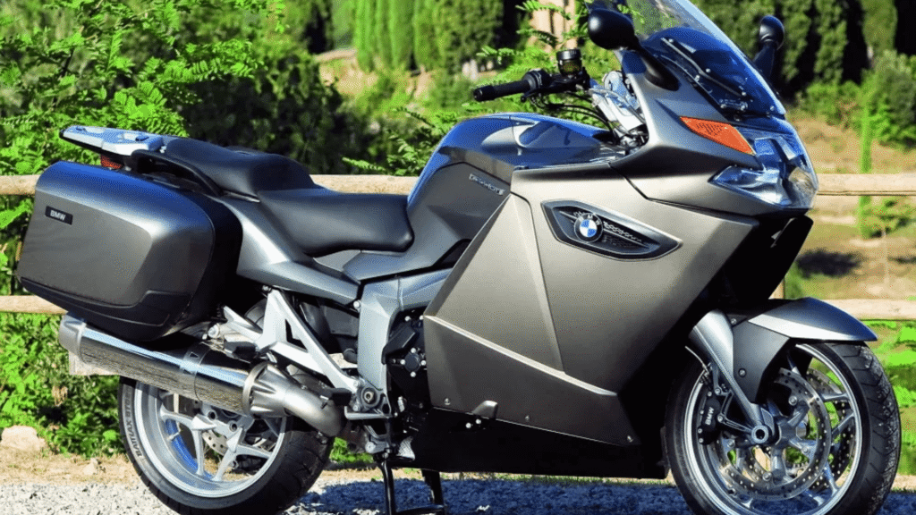 BMW K 1300 2009 cinza parada na diagonal.