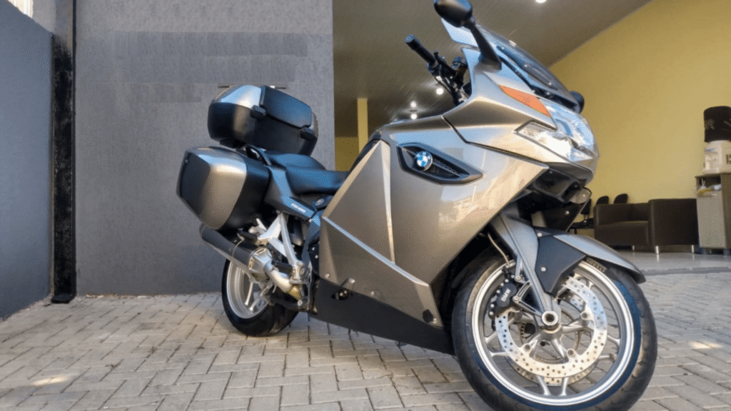 BMW K 1300 2010 cinza parado na diagonal.