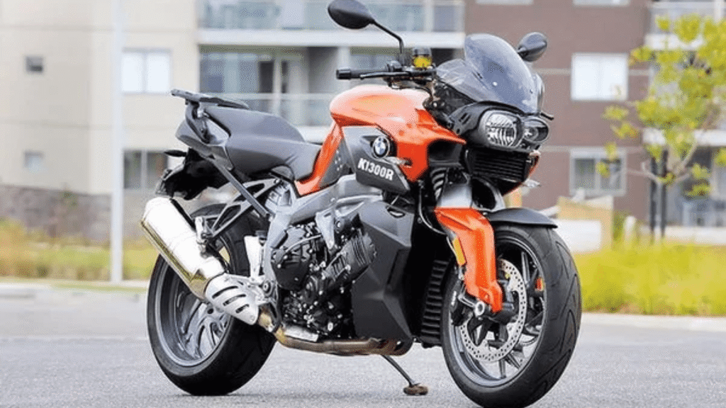 BMW K 1300 2011 laranja parada na diagonal.