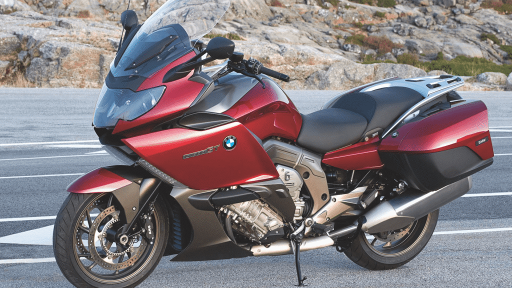 BMW K 1600 2012 vermelha parada na beirada da estrada.