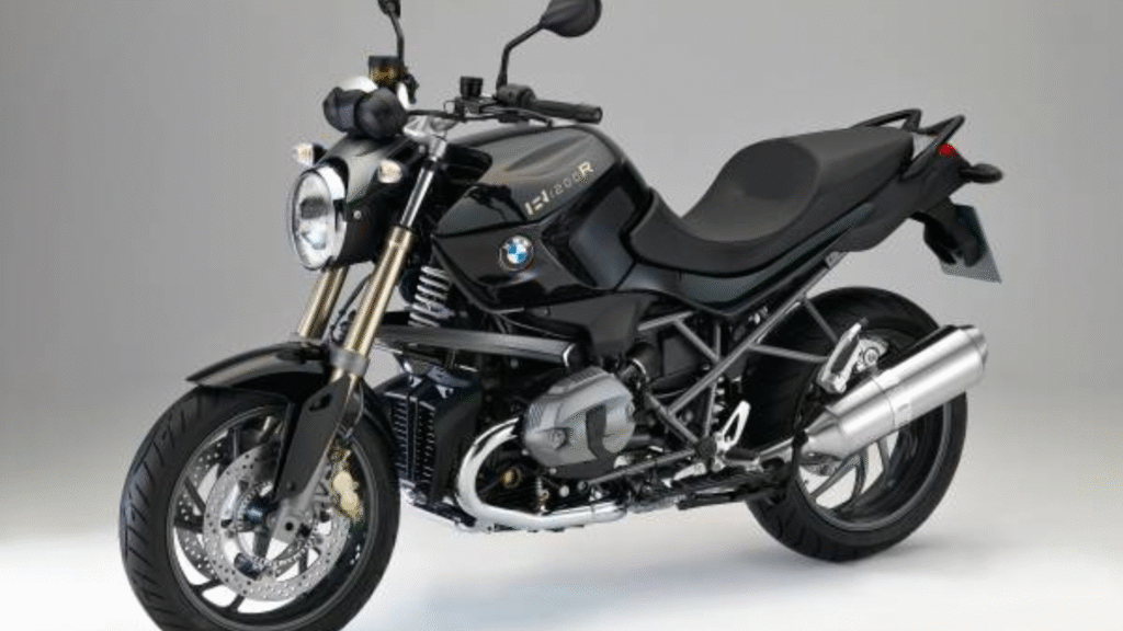 BMW R 1200 R 2013 preto parado na diagonal em um fundo cinza.