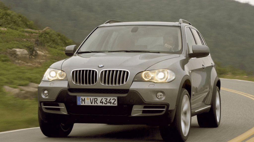 BMW X5 2007 cinza em movimento na estrada.