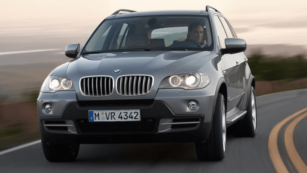 BMW X5 2009 cinza de frente na estrada.